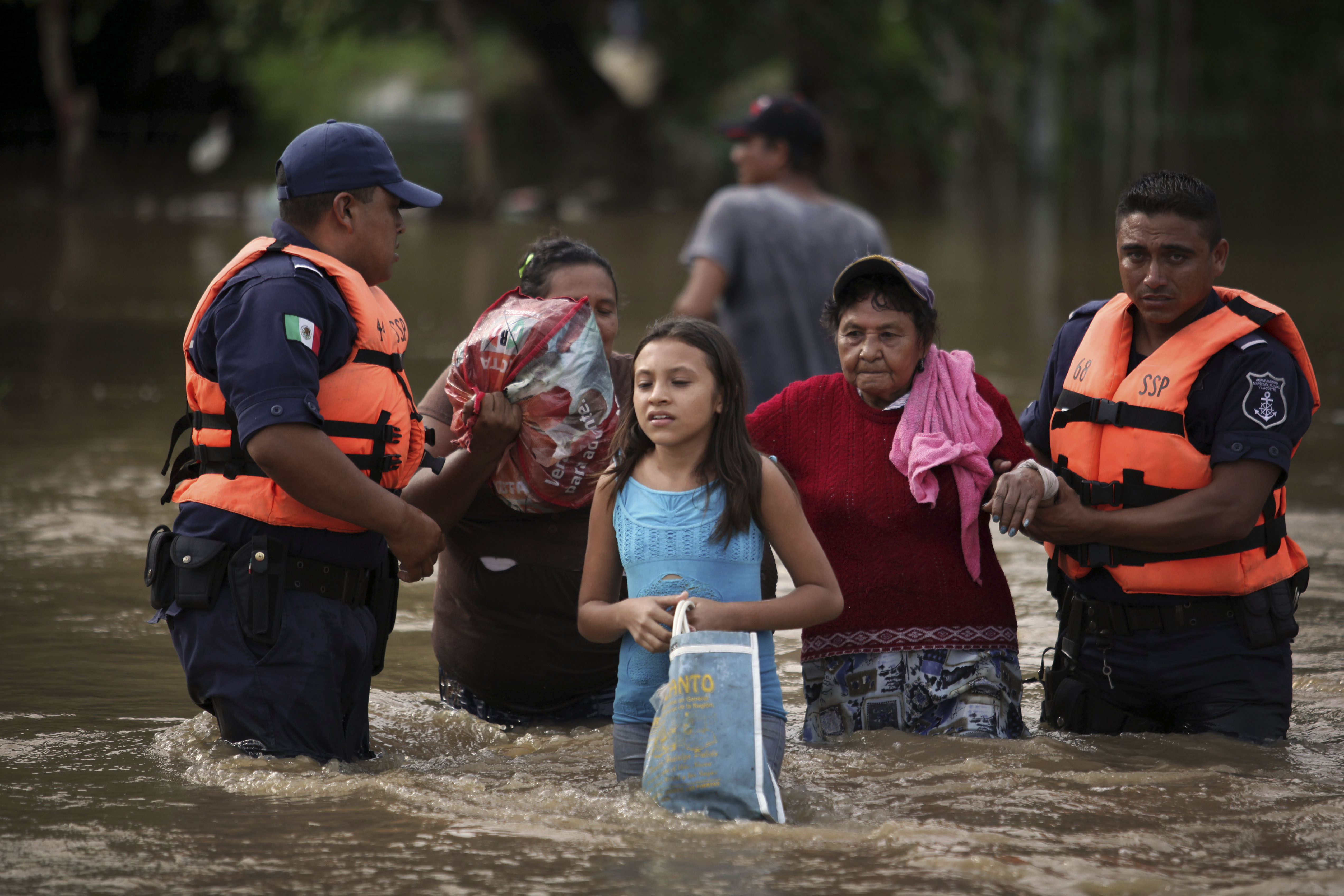 Εννέα νεκροί στο Μεξικό από το πέρασμα της τροπικής καταιγίδας Ερνέστο